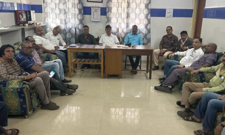 अधूरे वेतन समझौता को पूरा करने और ट्रांसफर हुए कर्मचारियों को भिलाई वापस लाने हेतु बीएमएस उतरेगा सड़क पर-चन्ना अधूरे वेतन समझौता को पूरा करने और ट्रांसफर हुए कर्मचारियों को भिलाई वापस लाने हेतु बीएमएस उतरेगा सड़क पर-चन्ना