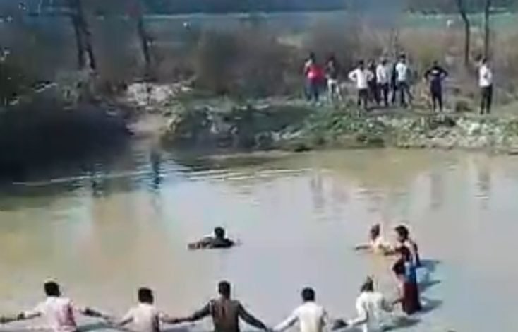 उत्तर प्रदेश: कासगंज में श्रद्धालुओं से भरा ट्रैक्टर ट्राली तालाब में पलटा, 22 लोगों की मौत