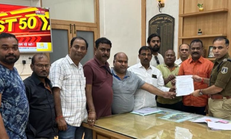 भिलाई: ट्रक ट्रेलर जाम समस्या को लेकर भिलाई इस्पात मजदूर संघ ने दुर्ग एसपी को सौंपा ज्ञापन