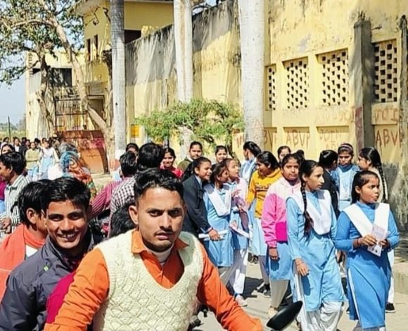 यूपी बोर्ड हाईस्कूल गणित की परीक्षा हुई,आसान पेपर देखा तो खिल उठे परीक्षार्थियों के चेहरे