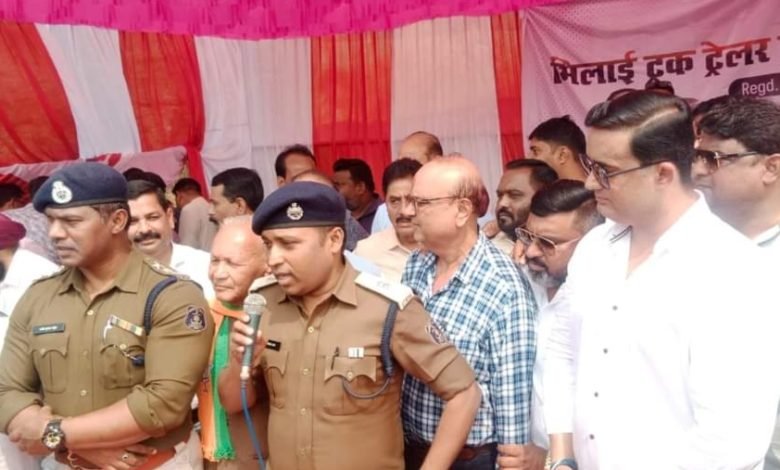 भिलाई ट्रक ट्रेलर ट्रांसपोर्टर्स एसोसिएशन ने किए हेलमेट वितरण, जन जागरूकता का दिया संदेश