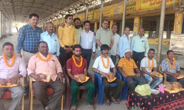 राम नगर मुक्तिधाम के कर्मचारियों का हुआ सम्मान राम नगर मुक्तिधाम के कर्मचारियों का हुआ सम्मान