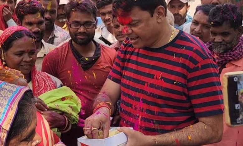 सफाई कर्मियों संग उप नेता प्रतिपक्ष दया सिंह ने खेली होली सफाई कर्मियों संग उप नेता प्रतिपक्ष दया सिंह ने खेली होली