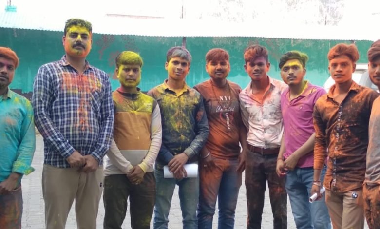 कासगंज: आरएसएस के होली रंगोत्सव कार्यक्रम में जमकर उड़ा गुलाल