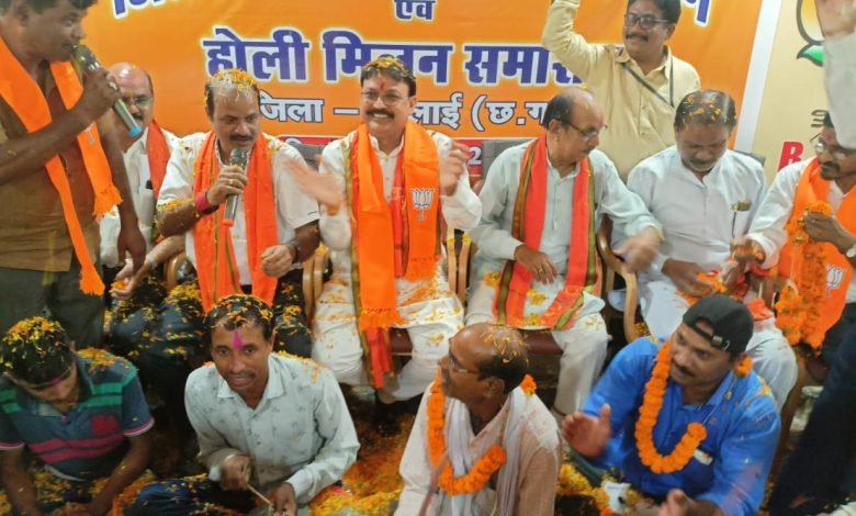 भिलाई:पिछड़ा वर्ग मोर्चा का सामाजिक सम्मेलन संपन्न,होली मिलन समारोह में झूम उठे जिलाध्यक्ष, कार्यकर्ता भिलाई:पिछड़ा वर्ग मोर्चा का सामाजिक सम्मेलन संपन्न,होली मिलन समारोह में झूम उठे जिलाध्यक्ष, कार्यकर्ता