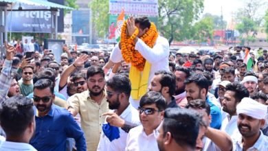 दुर्ग: नम आंखों से विधायक को विदा करने पहुंचे हजारों लोग