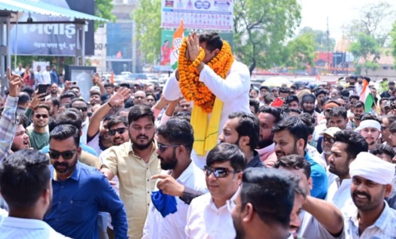 दुर्ग: नम आंखों से विधायक को विदा करने पहुंचे हजारों लोग