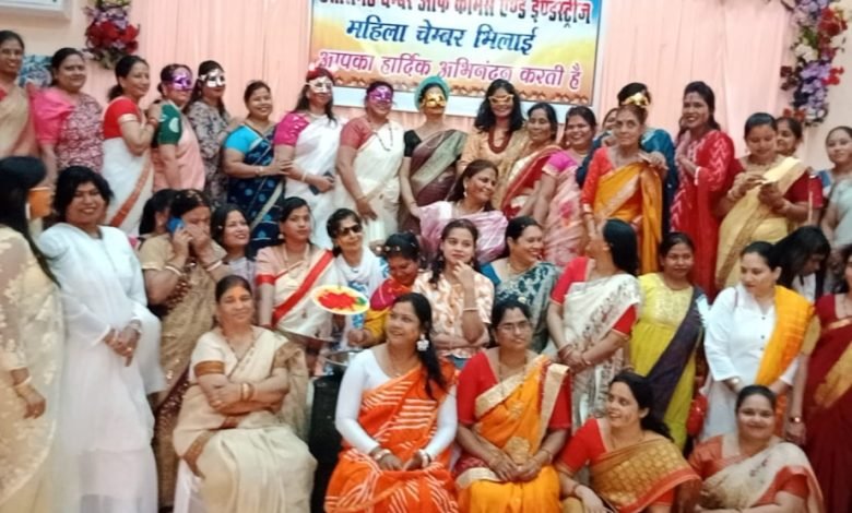 भिलाई: होली मिलन समारोह में जमकर थिरकी महिलाएं,एक दूसरे को लगाया अबीर गुलाल