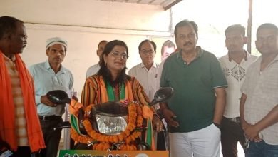 भिलाई: स्कूटी को बनाया विजय रथ और कर रही प्रचार, सासंद ने दी बधाई,कहा आप सब का प्यार है