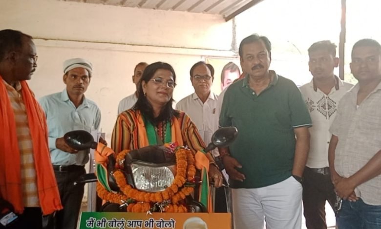 भिलाई: स्कूटी को बनाया विजय रथ और कर रही प्रचार, सासंद ने दी बधाई,कहा आप सब का प्यार है