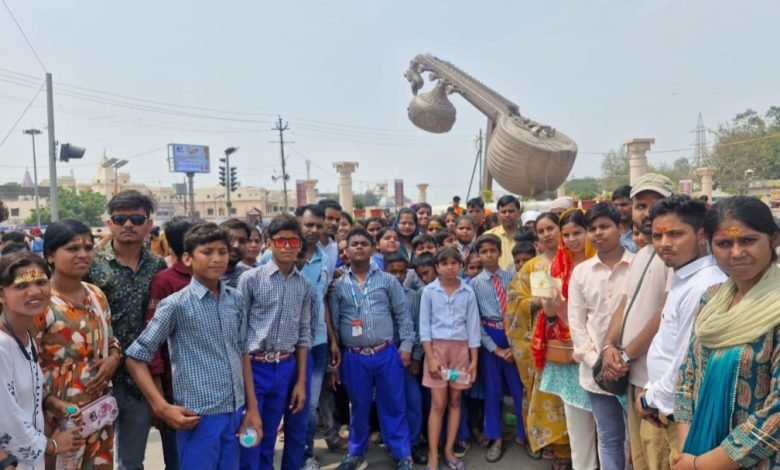 कासगंज: सेंट वी0 एन0 पब्लिक स्कूल नगरिया के छात्रों ने श्रीराम जन्मभूमि अयोध्या का किया भ्रमण