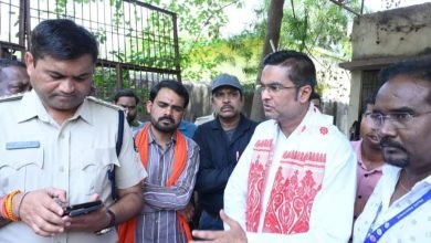 छत्तीसगढ़: कुम्हारी हादसे में मृत कर्मियों के परिवार को विधायक रिकेश ने बंधाया ढांढस