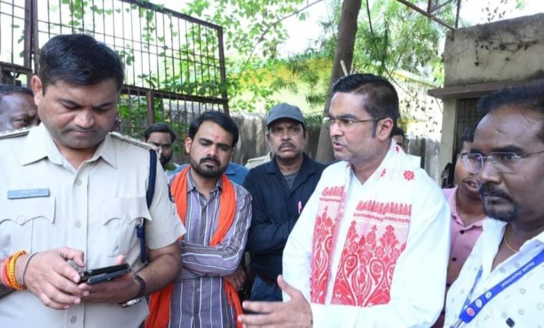 छत्तीसगढ़: कुम्हारी हादसे में मृत कर्मियों के परिवार को विधायक रिकेश ने बंधाया ढांढस छत्तीसगढ़: कुम्हारी हादसे में मृत कर्मियों के परिवार को विधायक रिकेश ने बंधाया ढांढस