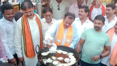 लोकसभा बीजेपी सांसद प्रत्याशी ने अपने हाथों से जलेबी बनाकर सब को खिलाई