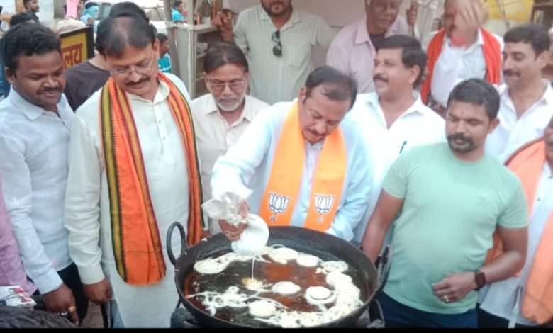 लोकसभा बीजेपी सांसद प्रत्याशी ने अपने हाथों से जलेबी बनाकर सब को खिलाई