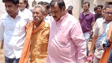 बेमेतरा: सड़क दुर्घटना में 9 लोगों की मौत, सांसद प्रत्याशी विजय बघेल पहुंचे, पीड़ित परिवार से मिले परिजनों का दुःख बांटा, सब को ढांढस बंधाया