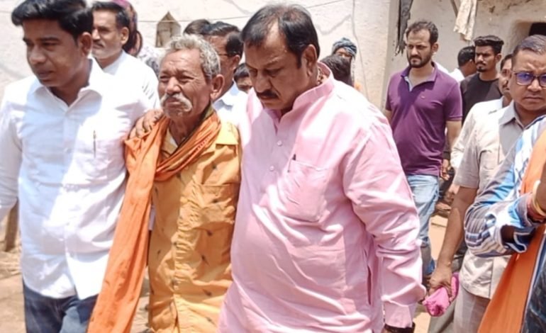 बेमेतरा: सड़क दुर्घटना में 9 लोगों की मौत, सांसद प्रत्याशी विजय बघेल पहुंचे, पीड़ित परिवार से मिले परिजनों का दुःख बांटा, सब को ढांढस बंधाया