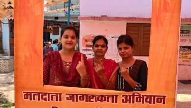 अपने अपनें घरों से निकलें मतदाता,मतदान कर सेल्फी लेतें नजर आए