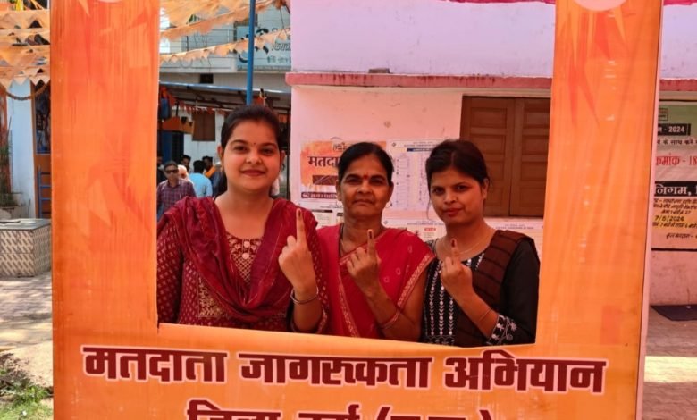 अपने अपनें घरों से निकलें मतदाता,मतदान कर सेल्फी लेतें नजर आए