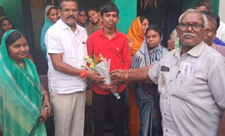 राजेंद्र साहू ने 10वी 12वी के मेरिट आए छात्र छात्राओं को बधाई दी राजेंद्र साहू ने 10वी 12वी के मेरिट आए छात्र छात्राओं को बधाई दी