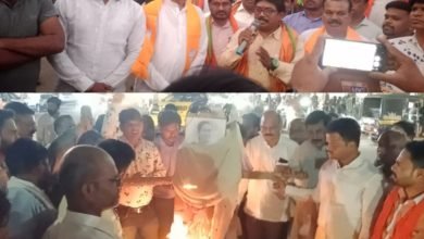 हाई कोर्ट के फैसले की अवमानना करने पर पश्चिम बंगाल की मुख्यमंत्री सुश्री ममता बनर्जी का पुतला दहन किया