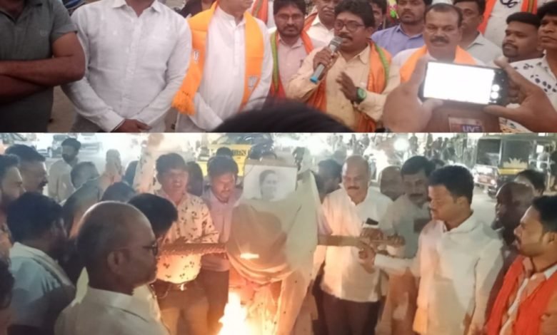 हाई कोर्ट के फैसले की अवमानना करने पर पश्चिम बंगाल की मुख्यमंत्री सुश्री ममता बनर्जी का पुतला दहन किया हाई कोर्ट के फैसले की अवमानना करने पर पश्चिम बंगाल की मुख्यमंत्री सुश्री ममता बनर्जी का पुतला दहन किया