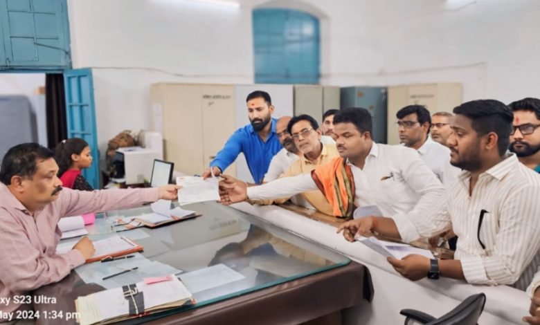 केम्प क्षेत्र में बड़ी शैक्षणिक संस्था चालू कराया जाए,जनता की सुविधा हेतु डीएम से भेंट की – अमित मिश्रा