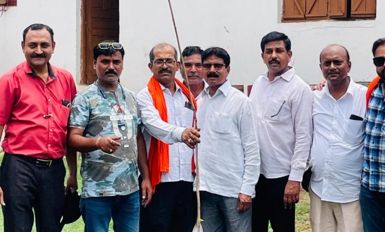 जयसवाल समाज ने वृक्षारोपण कर देख-रेख की जिम्मेदारी ली जयसवाल समाज ने वृक्षारोपण कर देख-रेख की जिम्मेदारी ली