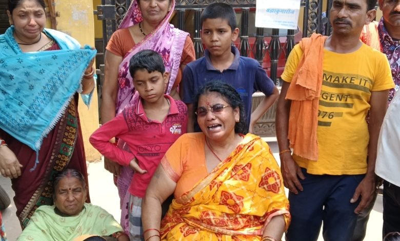 करेंट लगने से ठेका श्रमिक की हुई मौत परिजनों ने किया विरोध,की मुआवजे की मांग करेंट लगने से ठेका श्रमिक की हुई मौत परिजनों ने किया विरोध,की मुआवजे की मांग