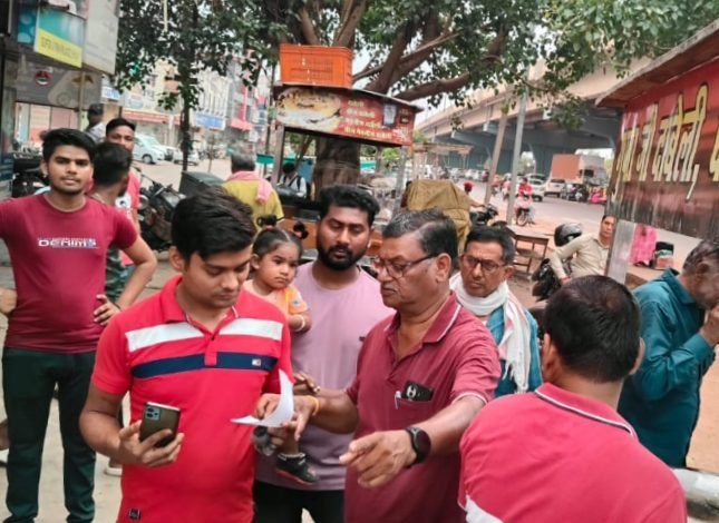 अवैध रूप से सड़क पर ठेला लगाकर व्यापार करने वालो पर निगम ने की बड़ी चालानी कार्यवाही