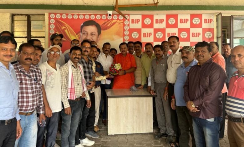 भिलाई इस्पात मज़दूर संघ ने ऐतिहासिक जीत पर बधाई दी भिलाई इस्पात मज़दूर संघ ने ऐतिहासिक जीत पर बधाई दी