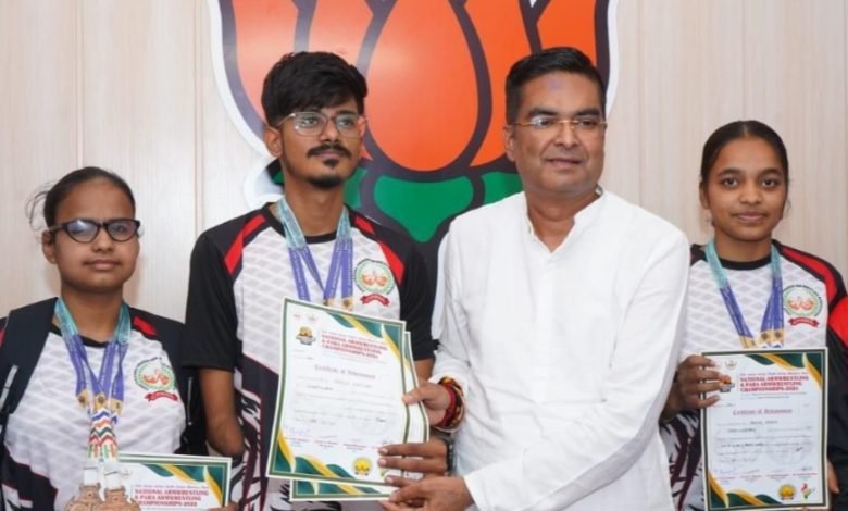 छत्तीसगढ़: नेशनल आर्म रेसलिंग में छत्तीसगढ़ के लिए 21 पदक जीतने वाले खिलाड़ियों को विधायक रिकेश सेन ने किया सम्मानित