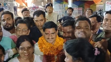 केंद्रीय राज्य मंत्री तोखन साहू का युवा मोर्चा ने पटाखे फोड़ कर किया भव्य स्वागत