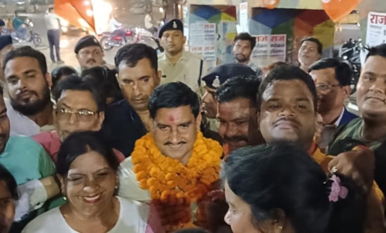 केंद्रीय राज्य मंत्री तोखन साहू का युवा मोर्चा ने पटाखे फोड़ कर किया भव्य स्वागत