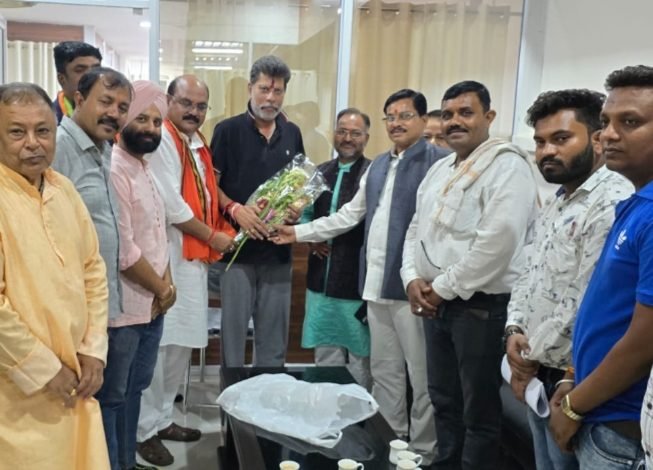 प्रदेशाध्यक्ष को भाजपा जिला भिलाई के पदाधिकारियों ने जीत की बधाई दी प्रदेशाध्यक्ष को भाजपा जिला भिलाई के पदाधिकारियों ने जीत की बधाई दी