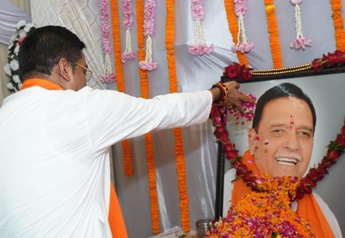 प्रथम पुण्यतिथि पर विधायक रिकेश पहुंचे स्व. विद्यारतन भसीन के निवास, पुष्पांजलि अर्पित कर किया नमन, कहा- “भिलाई को संवारने विद्यारतनजी का अभिन्न योगदान