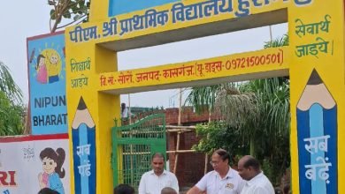 पीएम श्री हुसैनपुर विद्यालय में बीएसए द्वारा छात्र-छात्राओं का तिलक लगाकर किया