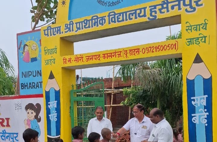 पीएम श्री हुसैनपुर विद्यालय में बीएसए द्वारा छात्र-छात्राओं का तिलक लगाकर किया