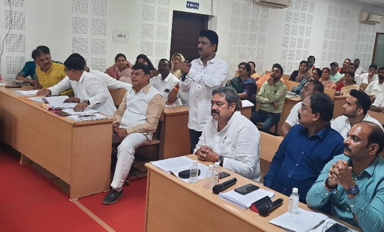 भिलाई निगम में हुई सामान्य सभा: साफ सफाई एंव पेयजल का मामला,सदन में गरमाया विपक्ष भिलाई निगम में हुई सामान्य सभा: साफ सफाई एंव पेयजल का मामला,सदन में गरमाया विपक्ष