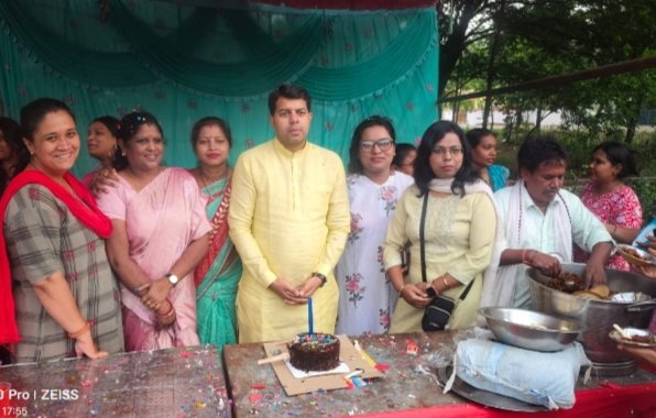 पूर्व कैबिनेट मंत्री का जन्मदिन महिला मोर्चा और पूरब मंडल के द्वारा धूमधाम से मनाया 