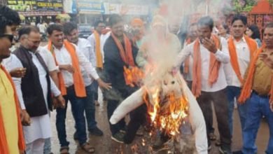 भाजपा युवा मोर्चा के कार्यकर्ताओं ने राहुल गांधी का फूंका पुतला