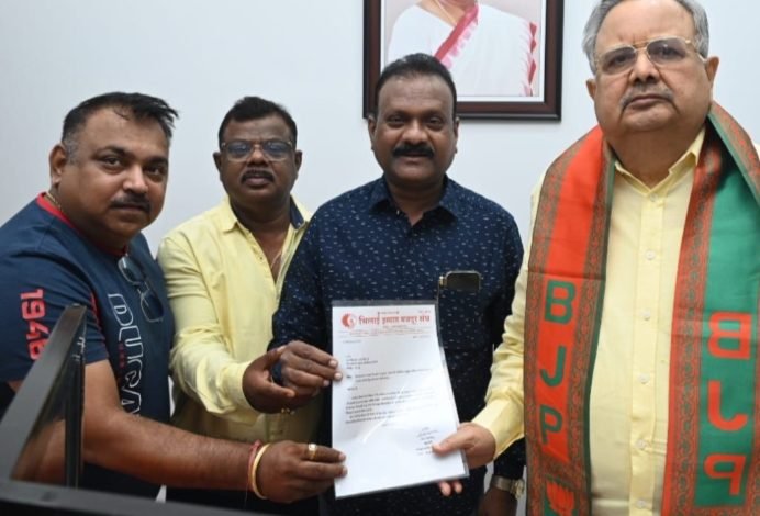 भिलाई इस्पात मज़दूर संघ ने विधानसभा अध्यक्ष डा0 रमन सिंह को निमंत्रण पत्र दिया