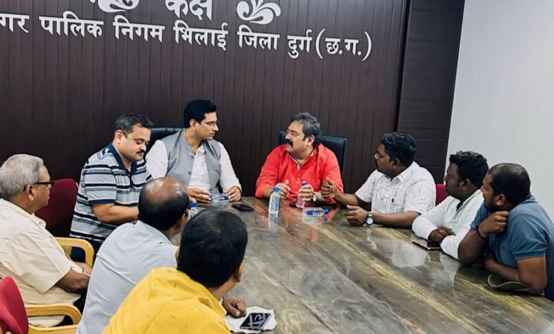 मेयर नीरज और विधायक देवेंद्र यादव ने ली खुर्सीपार जोन की बैठक, आवश्यक कार्यों के लिए दिशा निर्देश दिए