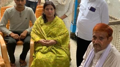 हाथरस सत्संग हादसे में मृतक श्रद्धालुओं के शांति-पाठ में शामिल हुई किरण यादव