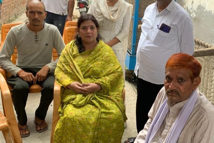 हाथरस सत्संग हादसे में मृतक श्रद्धालुओं के शांति-पाठ में शामिल हुई किरण यादव