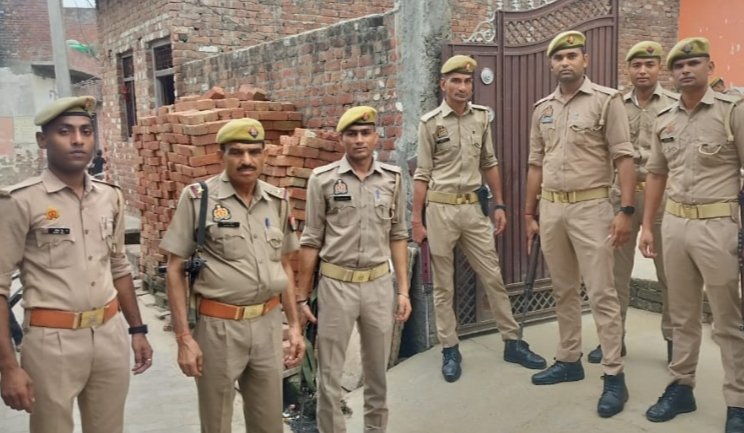 अमांपुर राधा-कृष्ण मंदिर पर सतर्कता के लिए तीसरे दिन भी पुलिसबल तैनात