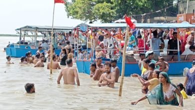 गोताखोरों ने पाँच श्रद्धालुओं को डूबने से बचाया