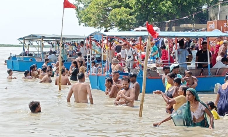 गोताखोरों ने पाँच श्रद्धालुओं को डूबने से बचाया