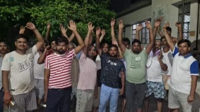 अघोषित विद्युत कटौती से परेशान ग्रामीणों ने बिजली घर का किया घेराव