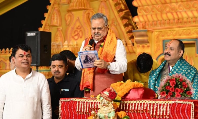 भिलाई में महादेव के भक्ति में लीन शिवभक्त: पं. प्रदीप मिश्रा द्वारा शिवमहापुराण कथा का चौथा दिन… विस अध्यक्ष रमन सिंह समेत कई अधिकारी और जनप्रतिनिधि हुए शामिल… पार्वती माता के क्रोध और महादेव और पार्वती की विवाह की कहानी